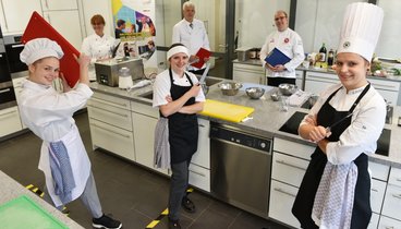 Bereit für den Kochwettstreit: Die Finalistinnen mit dem Team des Nationalwettbewerbs im Kulturraum Küche. ▪ Bild: WorldSkills Germany 