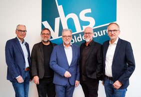 Andreas Gögel, Geschäftsführer VHS Oldenburg, Peter Meiwald, Johann Kühme, Karsten Krogmann und Helge Peter Ippensen, Amt für regionale Landesentwicklung Weser-Ems. Bild: VHS Oldenburg
