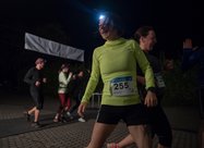 Eine glückliche Läuferin im Ziel. Bild: Michael Kühn.