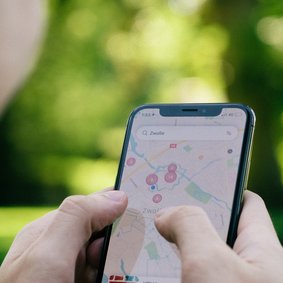 Blick auf eine Onlinekarte auf einem Smartphone