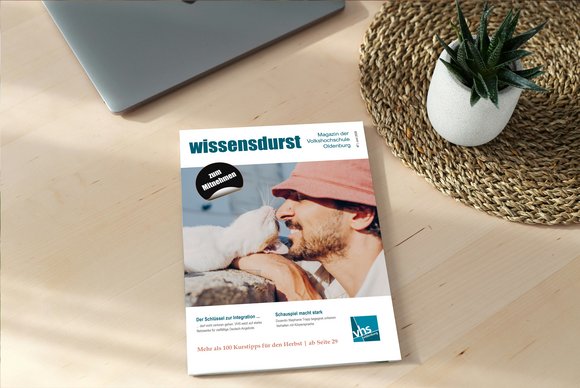 Das VHS Magazin Wissensdurst liegt auf einem Tisch