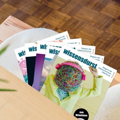 Das VHS Magazin Wissensdurst liegt auf einer Küchenbank.
