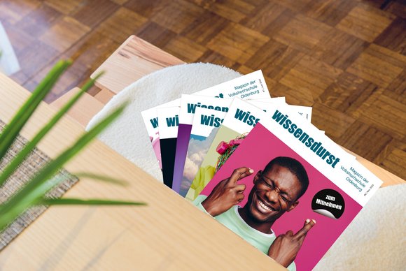 Das VHS Magazin Wissensdurst liegt auf einer Küchenbank.