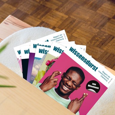 Das VHS Magazin Wissensdurst liegt auf einer Küchenbank.