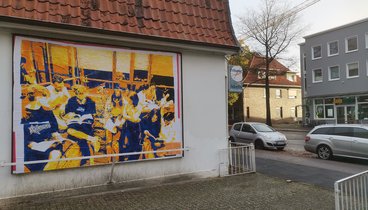 Das Plakat an der Fassade des Gebäudes Nadorster Straße 177. Bild: VHS Oldenburg