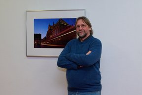 Thomas W. Salzmann vor einem seiner Bilder