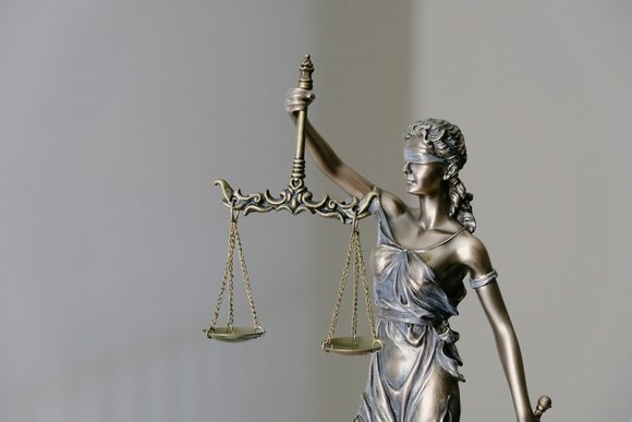 Bild: Unsplash. Die Justizia
