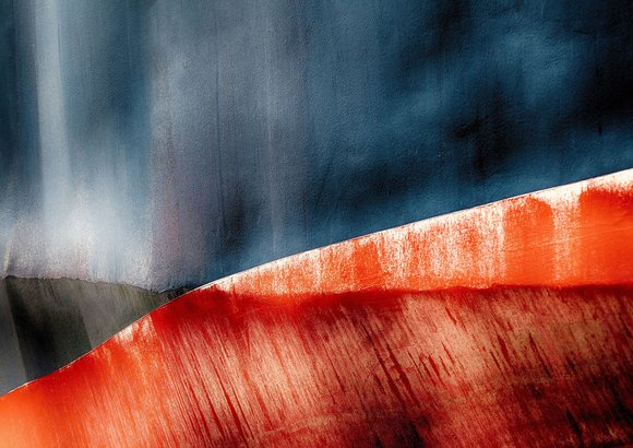 Blue red II. Eine abstrakte Fotografie mit blauen und roten Elementen. Bild: Michael E. Böttcher
