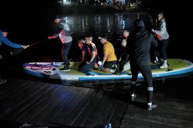 Das Team der Stand Up Paddler Oldenburg paddelt Läufer*innen. Foto: Thomas W. Salzmann.