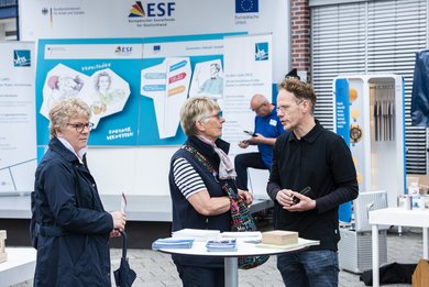 Gäste am Stand der Jugendwerkstatt LUPO. Bild: KOLJA MATZKE.