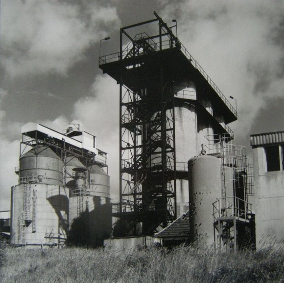 Schwarz-Weiß-Fotografie einer alten industriellen Anlage. Bild: Gisbert Kleinhalz.