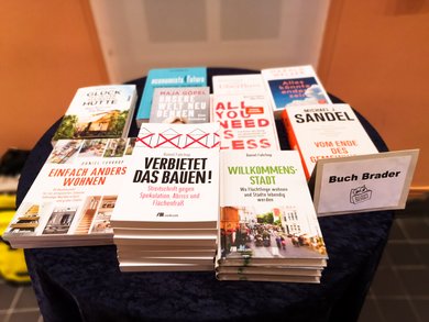 Büchertisch von Buch Brader. Bild: VHS Oldenburg.