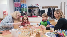 Kindern beim Bauen von Spekulatioushäuschen. Bild: Andrea Porsch
