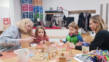 Kindern beim Bauen von Spekulatioushäuschen. Bild: Andrea Porsch