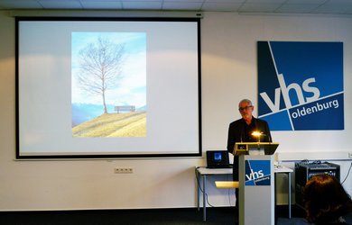 Jörg Uhlenbrock führt in die Ausstellung ein. Bild: VHS Oldenburg