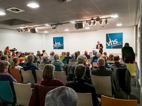 Bild: VHS Oldenburg. Albrecht von Lucke während seines Vortrags. Bild: VHS Oldenburg.