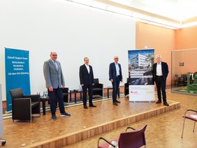 Eckhard Stein (Präsident der Handwerkskammer Oldenburg), Dr. Thorsten Müller (Vorsitzender der Geschäftsführung der Bundesagentur für Arbeit Oldenburg-Wilhelmshaven), Andreas Gögel (Geschäftsführer der VHS Oldenburg) und Prof. Dr. Thomas Straubhaar im EWE Forum Alte Fleiwa. Bild: VHS Oldenburg.