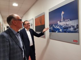 Thomas Mehl und Andreas Gögel in der Ausstellung. Bild: VHS Oldenburg.