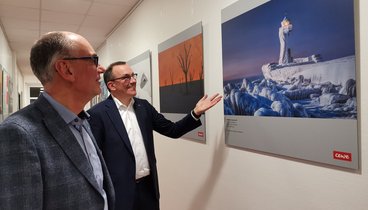 Thomas Mehl und Andreas Gögel in der Ausstellung. Bild: VHS Oldenburg.