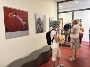 Bild: VHS Oldenburg Gäste in der Ausstellung vor Bildern