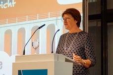 Meta Janssen-Kucz begrüßt die Gäste. Bild: VHS Oldenburg