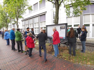 Gäste und Ausstellende in der Ausstellung an der Hafenpromenade. Bild: VHS Oldenburg.
