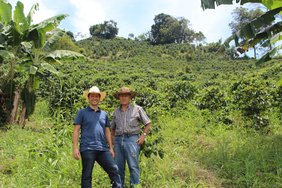 Juan José Trujillo von la Molienda in Oldenburg mit seinem Vater auf der Kaffeeplantage Finca la Isabela in Kolumbien. Bild: la Molienda.