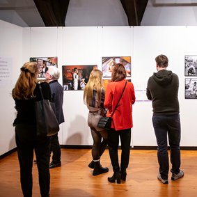 Eine Reihe Personen steht vor den Exponaten in der World Press Photo Ausstellung.