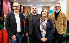 Moderator Peter Meiwald mit Gästen der Diskussion.