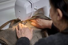 An der Nähmaschine. Bild: Eiko Braatz