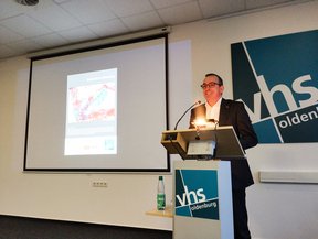 Thomas Mehls Vorstand CEWE) begrüßt die Gäste im LzO Forum. Bild: VHS Oldenburg.