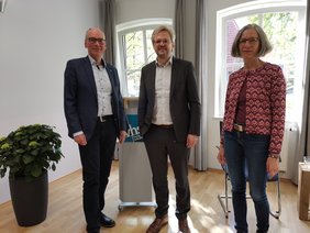 Andreas Gögel und Anne Bohlen mit Professor Doktor Nils Goldschmidt.