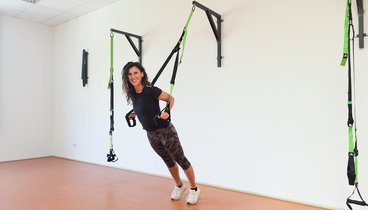 Dozentin Nicola Schlicht beim Schlingentraining. Bild: VHS Oldenburg..