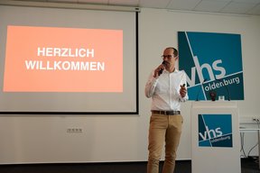 Bild: VHS Oldenburg Dr. Christian Wilbers führt in die Ausstellung ein