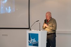 Michael Soltau begrüßt die Gäste der Ausstellungseröffnung.