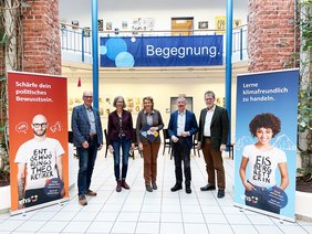 MdB Susanne Mittag und die VHS-Leitungen in der VHS Delmenhorst. Bild: VHS Delmenhorst.