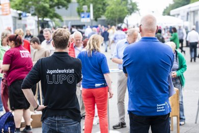 Gäste am Stand der Jugendwerkstatt LUPO. Bild: KOLJA MATZKE.