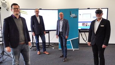 Veit Eveslage (Bereichsleitung Programm und Bildungsmanagement Beruf & IT, VHS Oldenburg), Thorsten Janßen (Direktor der BFE), Andreas Gögel und Rainer Holtz (Bereichsleiter Digitale Lernmedien, BFE). Bild: VHS Oldenburg 
