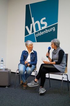 Künstlerin Beate Lama spricht mit Bärbel Woitas über ihre Ausstellung. Bild: VHS Oldenburg.