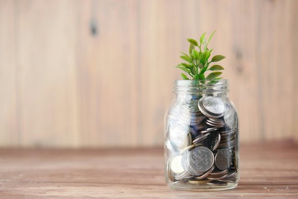 Ein Glas gefüllt mit Geld