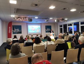 Thomas Mehls von CEWE führt in die Ausstellung ein.