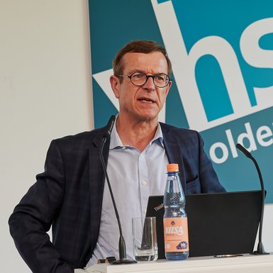 Christoph von Marschall während seines Vortrags.