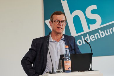 Christoph von Marschall während seines Vortrags.