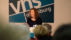 Kathrin Schöß begrüßt im Namen des BBK. Bild: VHS Oldenburg