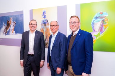 Geschäftsführer Andreas Gögel, Thomas Mehls (Vorstand Marketing & Neue Geschäftsfelder, CEWE) und Bastian Freese (Fotokultur-Marketing, CEWE) bei der Ausstellungseröffnung. Bild: VHS Oldenburg.