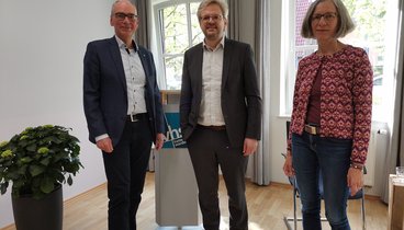 v.l.:Andreas Gögel (Geschäftsführer der VHS Oldenburg), Prof. Dr. Nils Goldschmidt, Anne Bohlen (Leitung der Außenstellen). Bild: VHS Oldenburg.