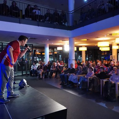Sven Kamin beim Auftritt beim Poetry Slam im Herbst 2022.  Bild: VHS Oldenburg
