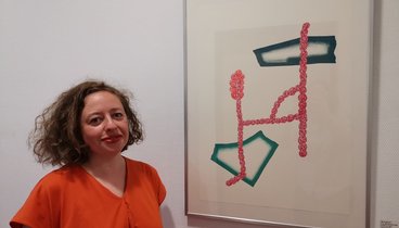 Olga Grigorjewa in ihrer Ausstellung. Bild: VHS Oldenburg