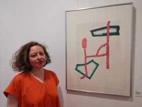 Olga Grigorjewa in ihrer Ausstellung. Bild: VHS Oldenburg