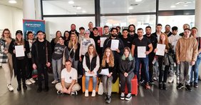 Die Teilnehmer halten ihre Zeugnisse in den Händen. Bild: VHS Oldenburg